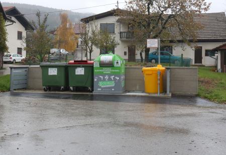 ZABOJNIK ZA ODPADNO ELEKTRIČNO IN ELEKTRONSKO ORODJE IN BATERIJE GRAHOVO 13 FOTO LJUBO VUKELIČ